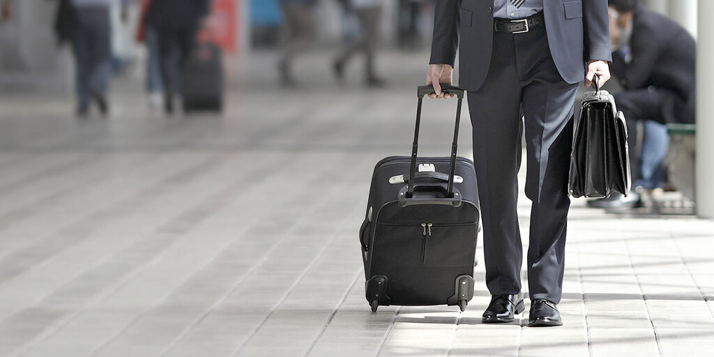 Business traveler with luggage – symbolic image for MD Medicus travel risk management and worldwide assistance