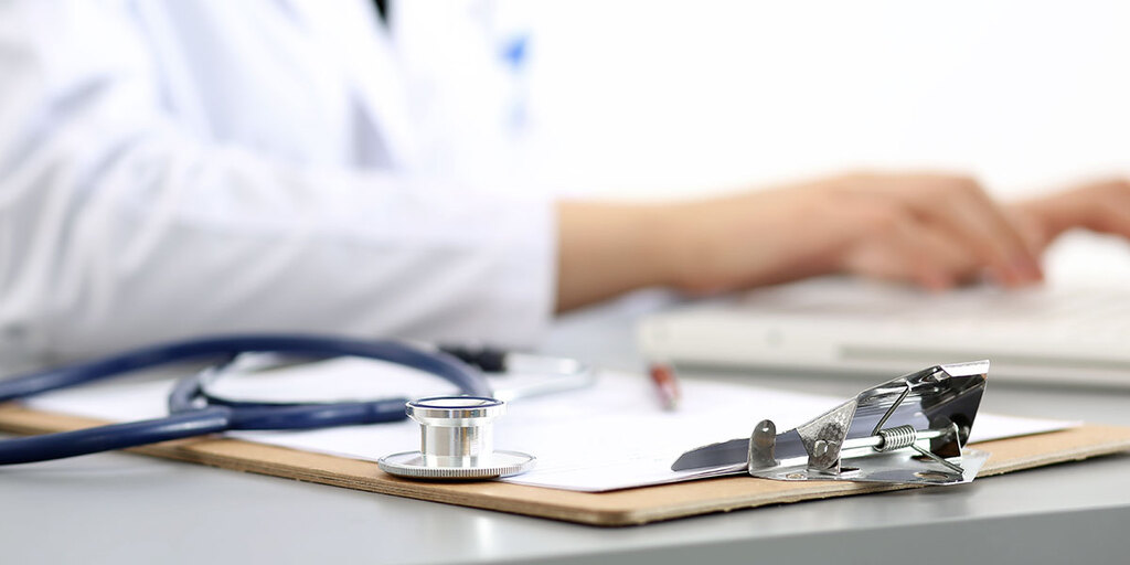 Stethoskop und Unterlagen am Schreibtisch – Symbolbild für das MD Medicus TPA-Portal und Leistungsbearbeitung