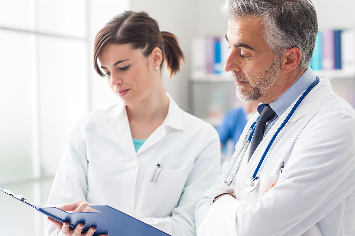 Zwei medizinische Fachkräfte prüfen Unterlagen – Symbolbild für MD Medicus medizinische Assistance für B2B-Kunden