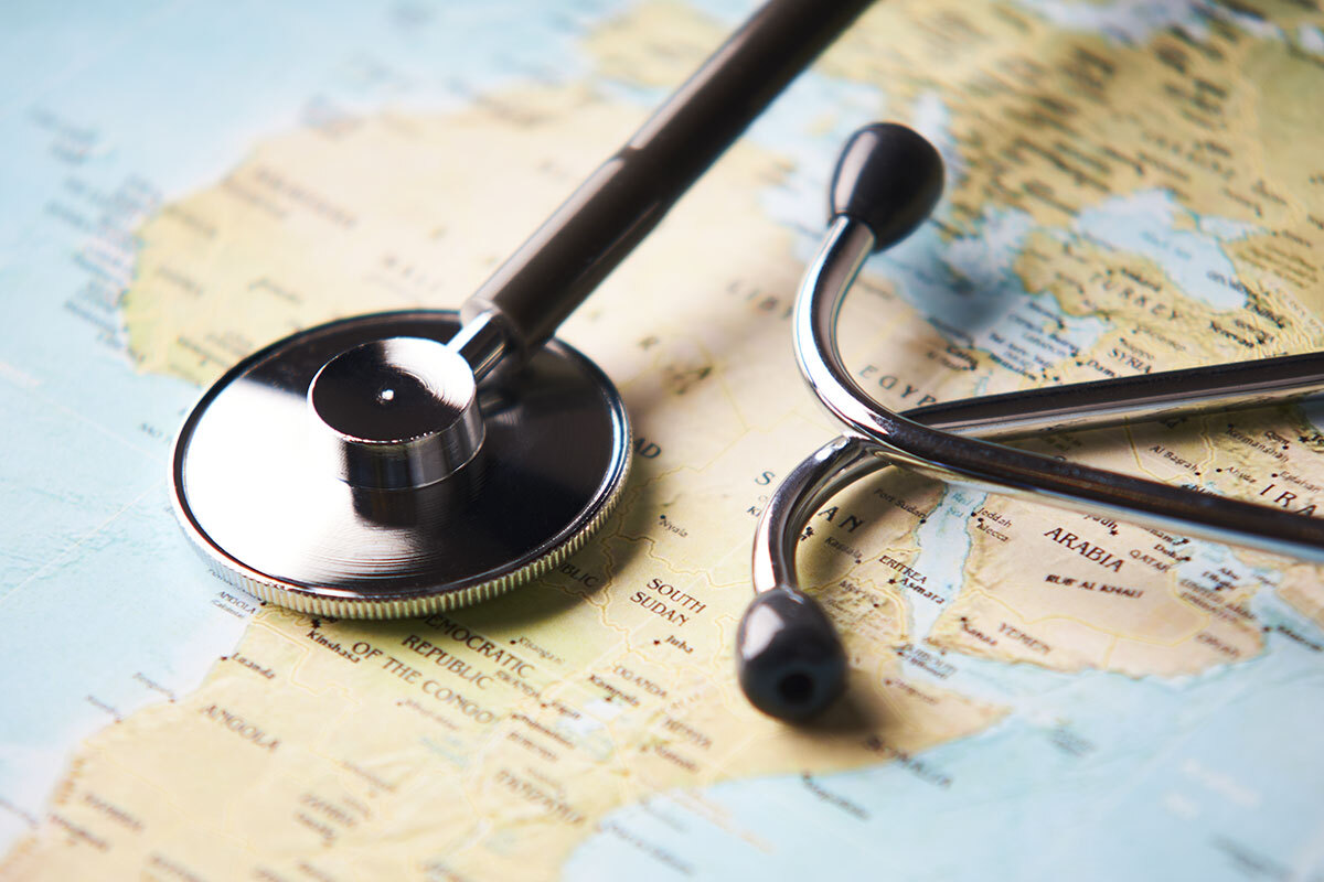 Stethoskop auf Weltkarte – Symbolbild für das globale medizinische Netzwerk von MD Medicus