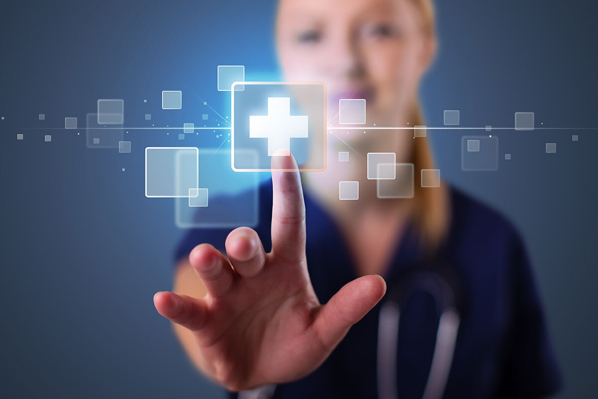 Hand berührt digitale Gesundheitsoberfläche – Symbolbild für Telemedizin und digitale Gesundheitslösungen von MD Medicus