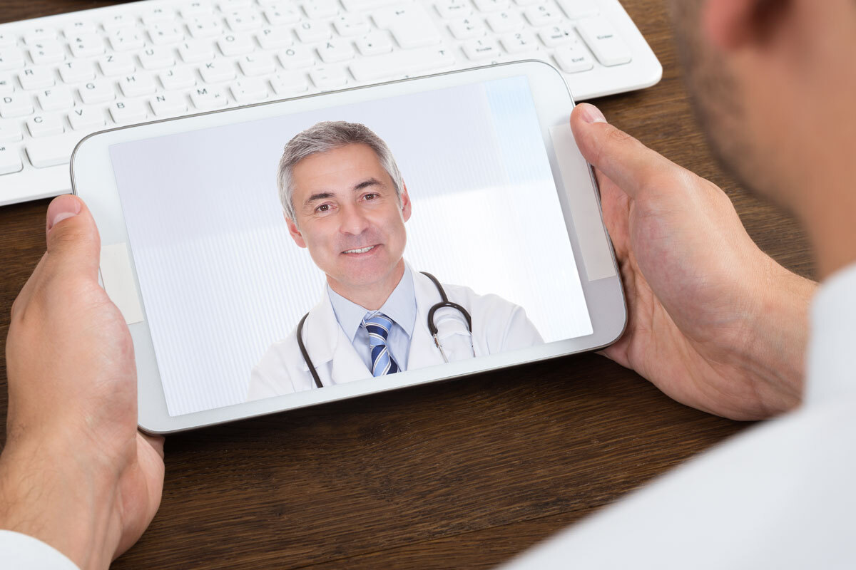 Tablet mit Arzt im Videogespräch – MD Medicus Videoberatung für medizinische Unterstützung rund um die Uhr