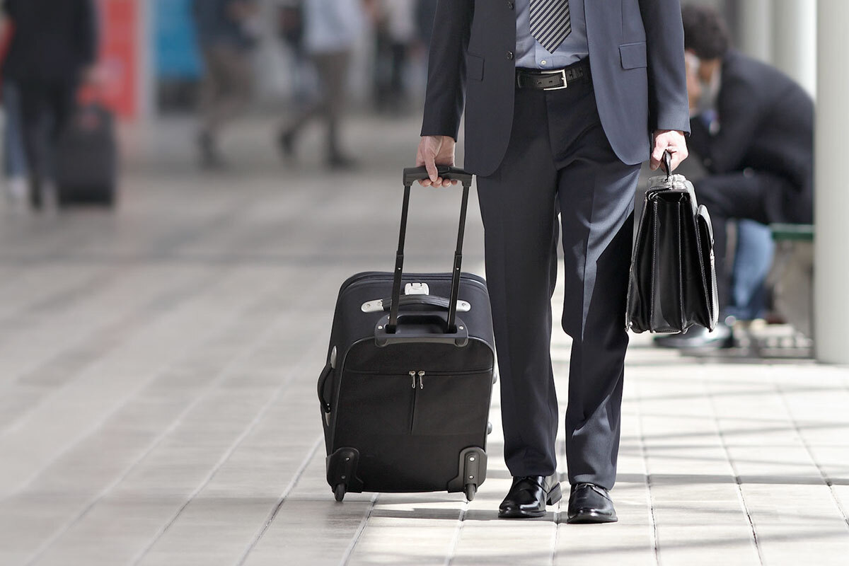 Geschäftsreisender mit Koffer – Symbolbild für MD Medicus Travel Risk Management und weltweite medizinische Hilfe